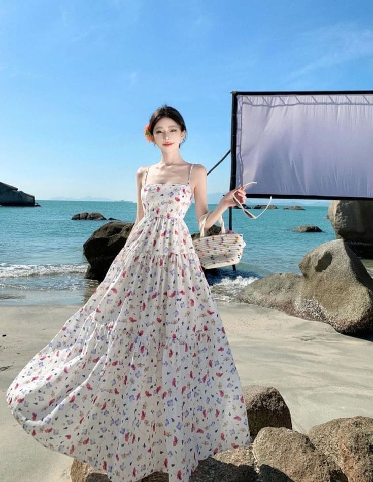 Sắm Váy Maxi Hoa Nhí Đi Biển Để Chụp Ảnh Sống Ảo Cực Chất 14 Cách phối đồ với váy maxi hoa nhí đi biển để “chất như nước cất”