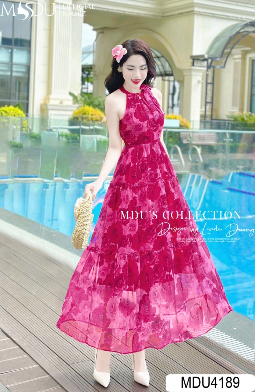 Sắm Váy Maxi Hoa Nhí Đi Biển Để Chụp Ảnh Sống Ảo Cực Chất 7 Các kiểu váy maxi hoa nhí đi biển hot nhất hiện nay - Váy maxi hoa nhí đi biển cổ yếm