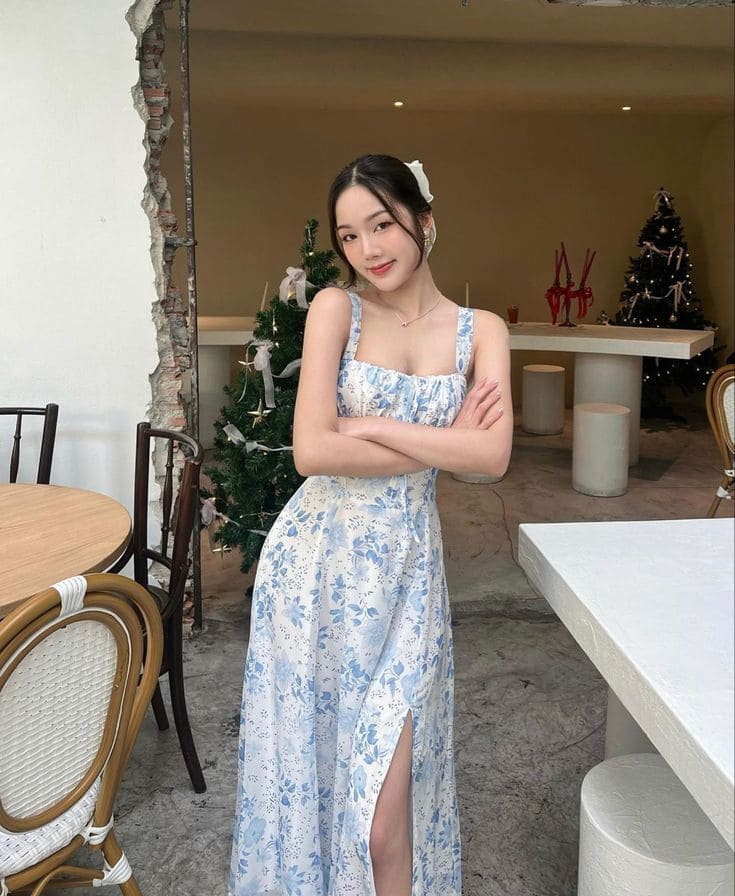 Sắm Váy Maxi Hoa Nhí Đi Biển Để Chụp Ảnh Sống Ảo Cực Chất 8 Các kiểu váy maxi hoa nhí đi biển hot nhất hiện nay - Váy maxi hoa nhí đi biển xẻ tà