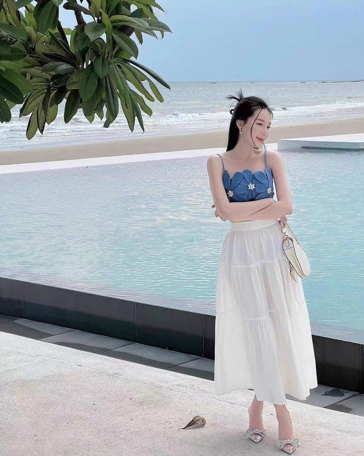 Chân Váy Dài Đi Biển Xu Hướng Thời Trang 2025 Cho Nàng Thơ Mộng 7 Các kiểu chân váy dài đi biển khiến nàng "đốn tim" mọi ánh nhìn - Chân váy xếp ly hoặc tầng