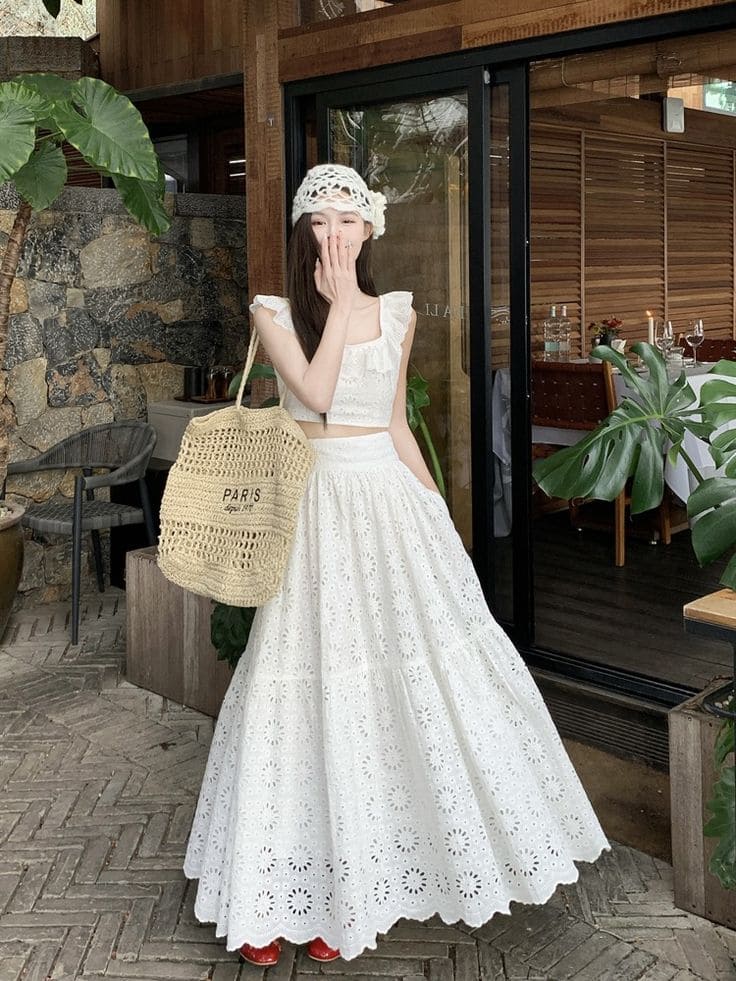 Chân Váy Dài Đi Biển Xu Hướng Thời Trang 2025 Cho Nàng Thơ Mộng 2 Tại sao chân váy dài đi biển là "vũ khí bí mật" của nàng yêu biển?