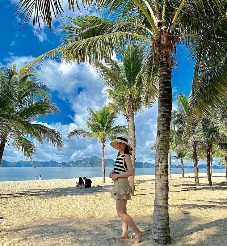 Hè Này Đi Đâu? 6 Bãi Biển Gần Hà Nội Không Thể Bỏ Lỡ 4 Bãi Cháy – Viên ngọc của vịnh Hạ Long
