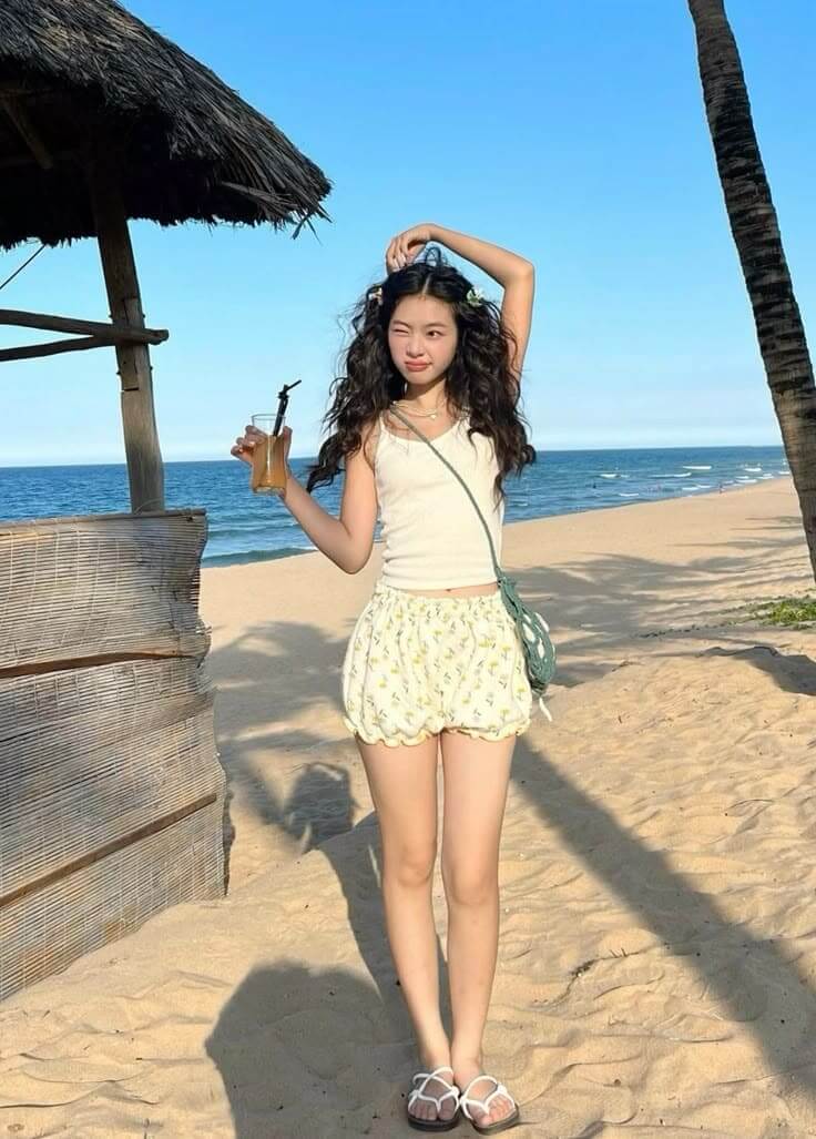 Phong Cách Đồ Đi Biển Cho Nữ – Tự Tin Khoe Phong Cách Dưới Nắng Vàng 7 Phong cách đồ đi biển cho nàng yêu thời trang - Quần short và crop top
