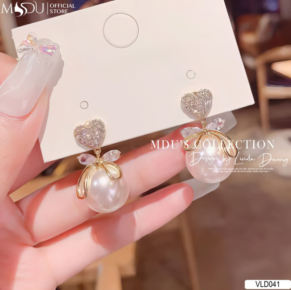 VLD041 – Hoa Tai Trái Tim Đính Nơ & Ngọc Trai 20 VLD041 – Dịu Dàng Như Một Cái Chạm Nhẹ, Đủ Khiến Trái Tim Rung Động