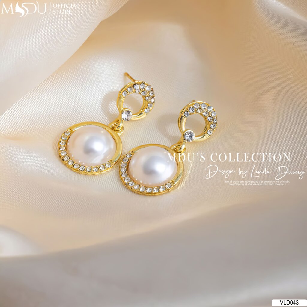VLD043 – Hoa Tai Đính Đá Viền Vàng & Ngọc Trai: Kiêu Sa, Quyến Rũ, Vượt Thời Gian 19 Lấp Lánh Một Cách Đẳng Cấp – Hoa Tai Ngọc Trai Viền Vàng Đính Đá VLD043