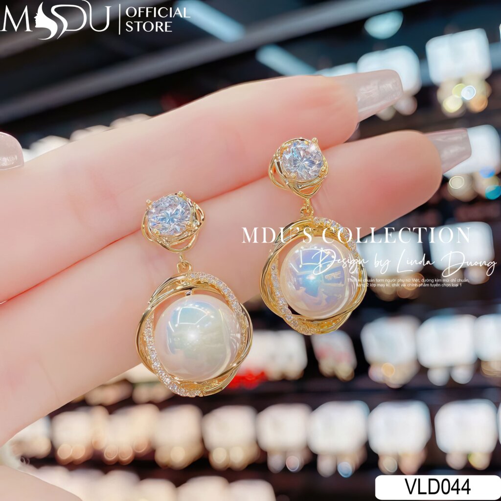 VLD044 – Hoa Tai Ngọc Trai Xoắn Đính Đá Lấp Lánh: Tựa Dải Ngân Hà Trong Mỗi Chuyển Động 20 Tựa Dải Ngân Hà Rơi Vào Đôi Tai – VLD044 Hoa Tai Ngọc Trai Đính Đá Xoắn