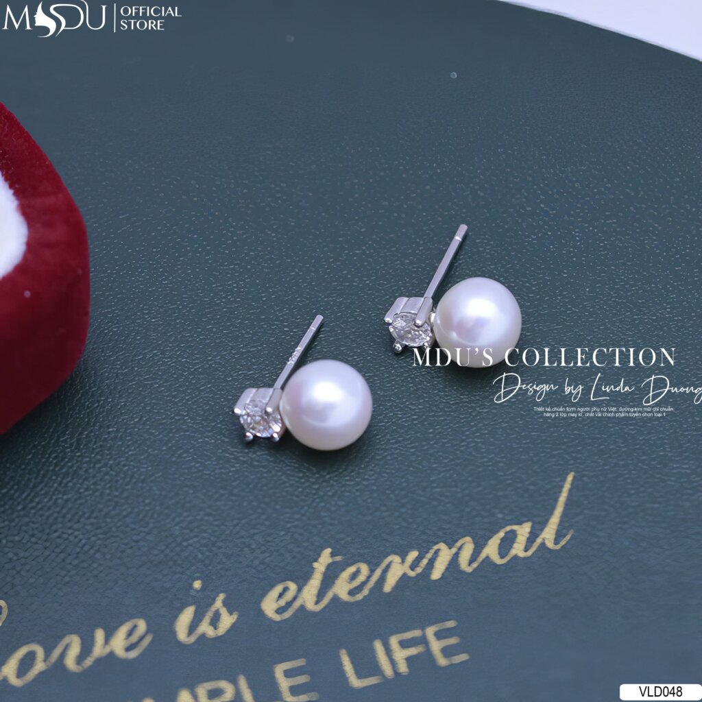 VLD048 – Đôi Hoa Tai Ngọc Trai Đính Đá Đơn Giản Thanh Lịch 19 VLD048 – Nét Đẹp Tối Giản Cho Nàng Thanh Lịch Chuẩn Mực