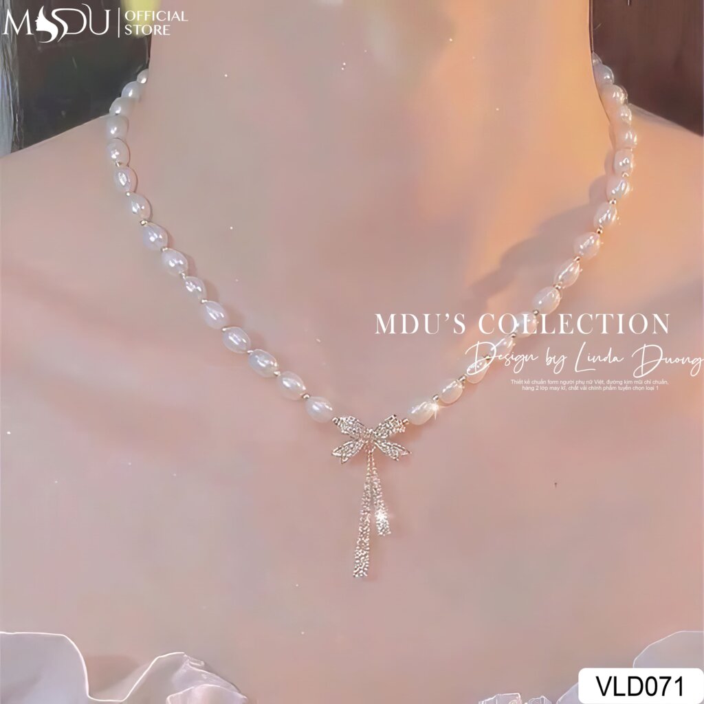 VLD071 Vòng Cổ Ngọc Trai Kết Hợp Nơ Đính Đá Lấp Lánh 18 VLD071 – Thanh Âm Dịu Dàng Từ Ngọc Trai Cùng Mặt Nơ Lung Linh