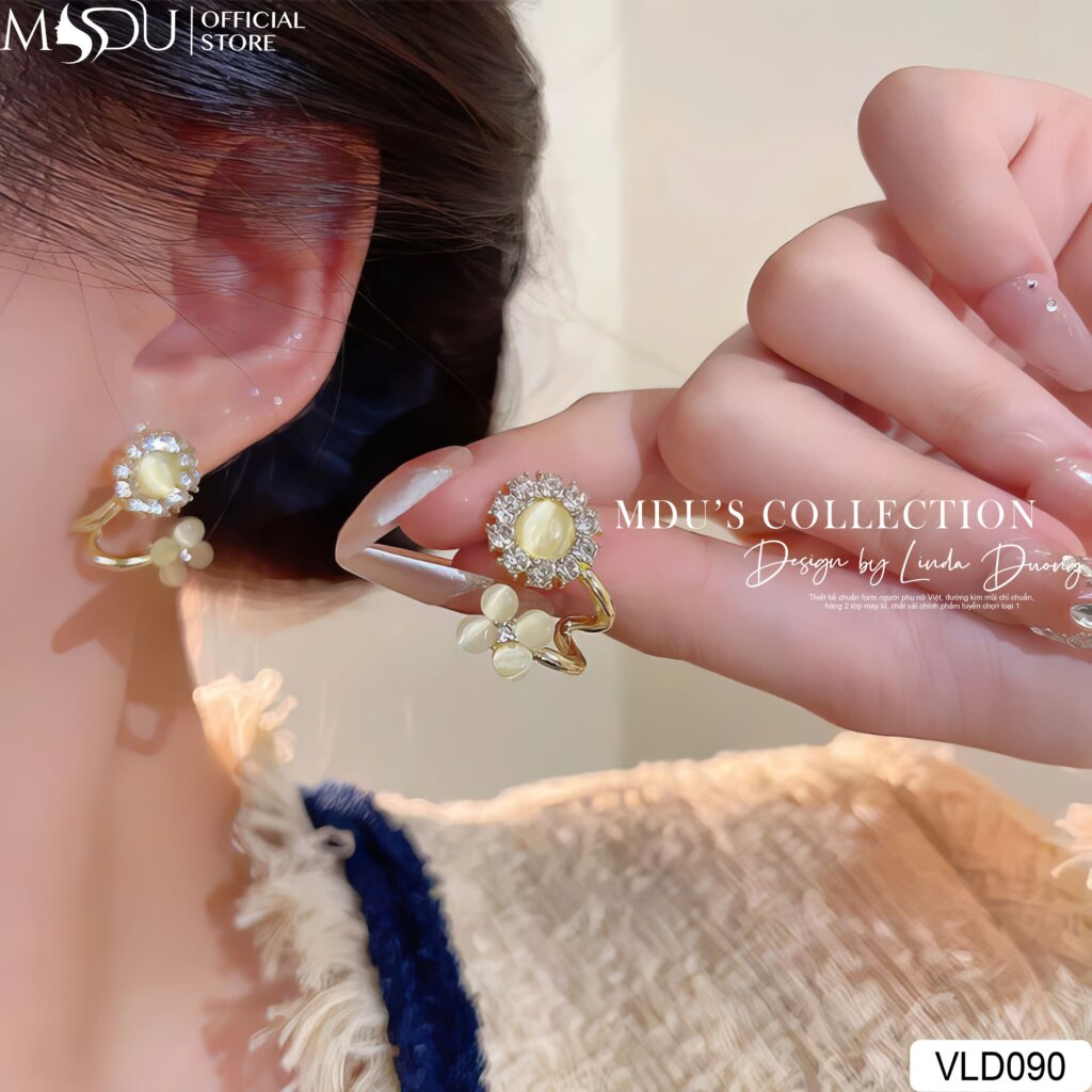 VLD090 Hoa Tai Viền Đá Kết Hoa Sứ Nhẹ Nhàng 18 VLD090 – Dịu Dàng Nhưng Không Mờ Nhạt, Tinh Tế Mà Vẫn Toả Sáng