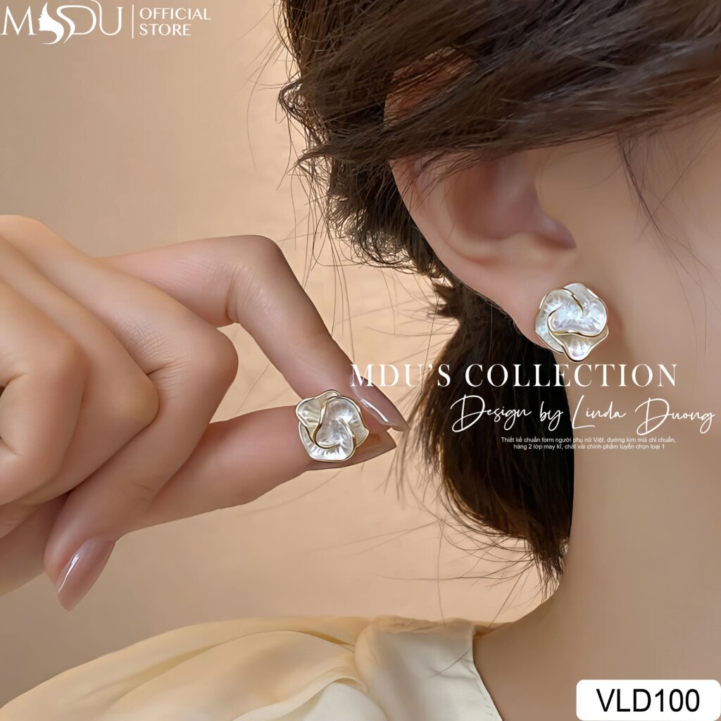 VLD100 – Hoa Tai Nụ Xoắn Ngọc Trai Dạng Hoa | Vẻ Đẹp Từ Sự Dịu Dàng Và Tinh Tế 18 VLD100 – Hoa Nở Nhẹ Trên Tai, Khi Vẻ Đẹp Đến Từ Sự Nhỏ Nhất