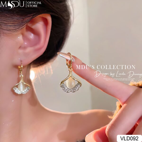 LD092 – Đôi Hoa Tai Ren Vàng Ôm Giọt Ngọc Tinh Khôi