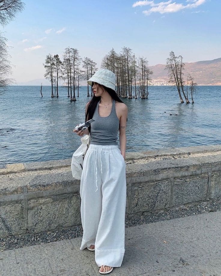 Gợi Ý Mix & Match Thời Trang Đi Biển Mùa Hè Dành Riêng Cho Phái Đẹp 8 Xu Hướng Thời Trang Đi Biển Mùa Hè 2025 - Quần Dài
