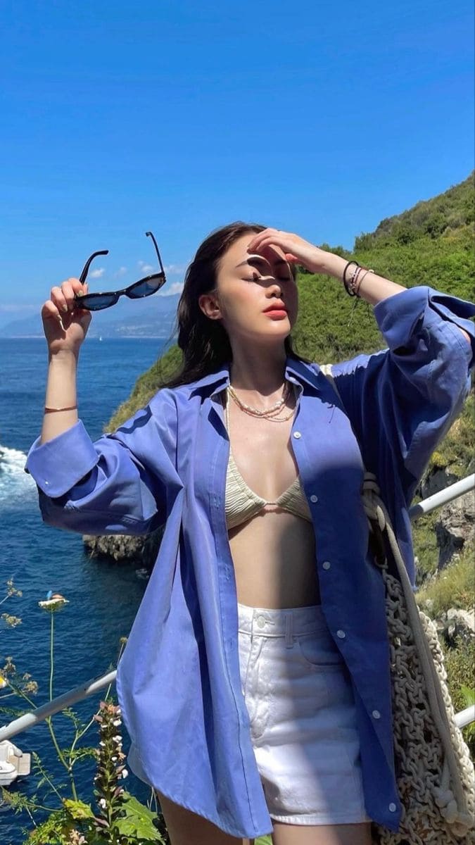 Gợi Ý Mix & Match Thời Trang Đi Biển Mùa Hè Dành Riêng Cho Phái Đẹp 9 Xu Hướng Thời Trang Đi Biển Mùa Hè 2025 - Áo Sơ Mi Oversized