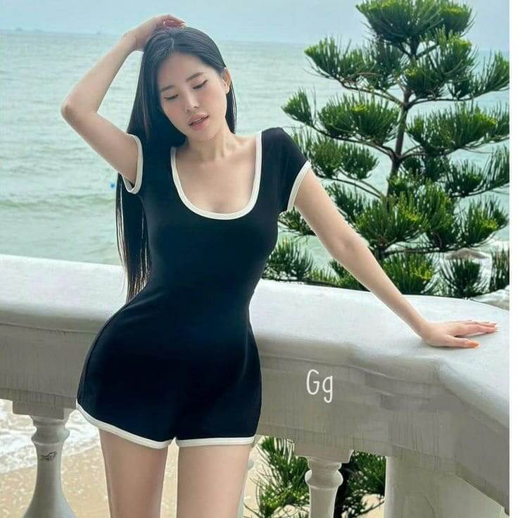 Gợi Ý 10+ Mẫu Váy Đi Biển Kín Đáo Cho Nàng Dịu Dàng Thanh Lịch 11 Các kiểu váy đi biển kín đáo được yêu thích nhất - Jumpsuit kín đáo