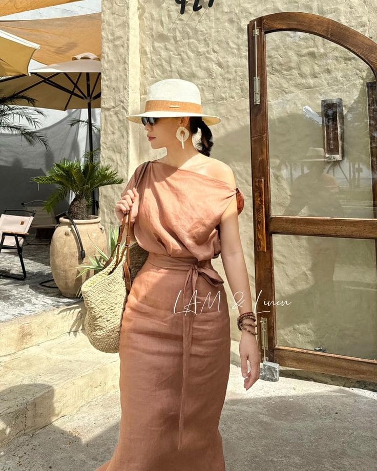 Khơi Gợi Sự Quyến Rũ Với Những Mẫu 5 Váy Đi Biển Lệch Vai Hot Nhất Hè Này 2 Vì sao váy đi biển lệch vai là lựa chọn hoàn hảo
