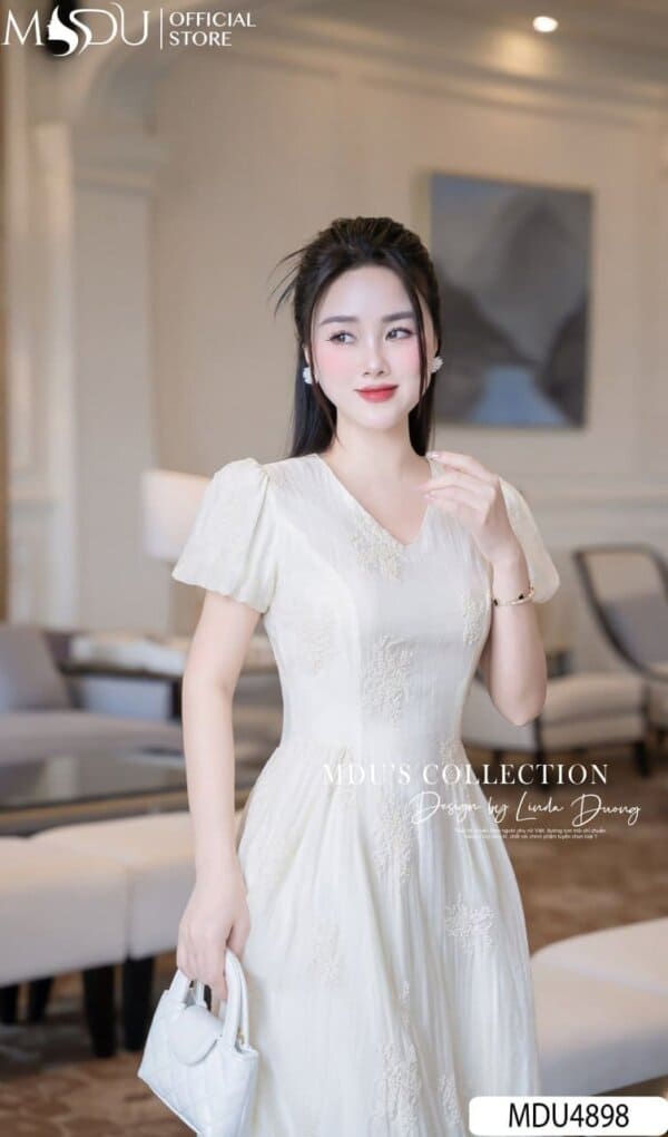 Gợi Ý TOP 5+ Váy Maxi Trắng Đi Biển Khiến Ai Cũng Phải Ngoái Nhìn 7 Các Kiểu Váy Maxi Trắng Đi Biển Đẹp Lung Linh - Váy Cổ V Hoặc Dáng Lửng