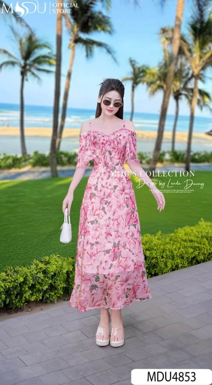Váy Thiết Kế MDU4853 Trễ Vai Hoa Nở Tầng Bèo Bay Bổng Dáng Dài Lãng Mạn 23 Váy Thiết Kế MDU4853 – Trễ Vai Hoa Nở, Tầng Bèo Bay Bổng Và Ngọt Ngào Như Một Bản Thơ