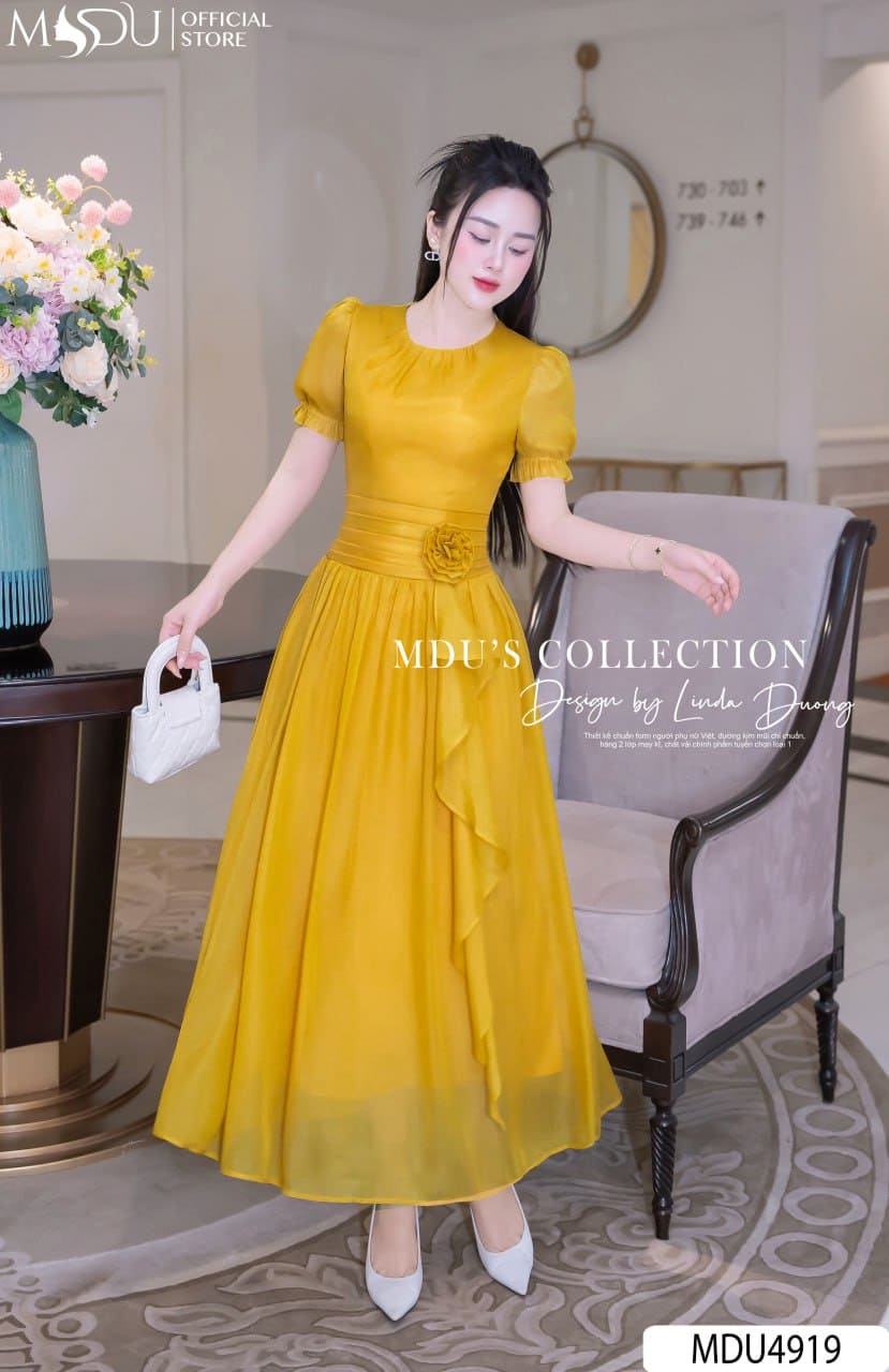 Váy Thiết Kế MDU4919 Vàng Tơ Óng Hoa 3D Cổ Tròn Tay Phồng Kiêu Kỳ Tươi Sáng 23 Váy Thiết Kế MDU4919 – Vàng Rực Rỡ Hoa 3D, Thanh Thoát Và Kiêu Kỳ