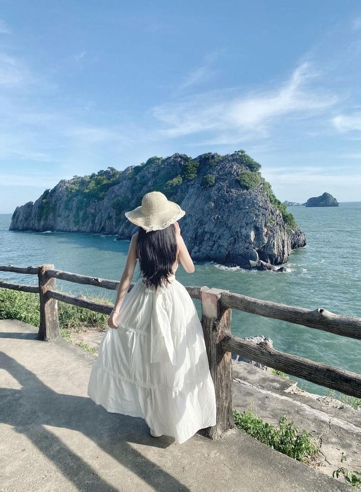Gợi Ý 5 Tư Thế Chụp Ảnh Đi Biển Cực Chill Bắt Trọn Nắng Vàng 6 Tạo dáng chụp ảnh đi biển - Đơn giản mà "chất"
