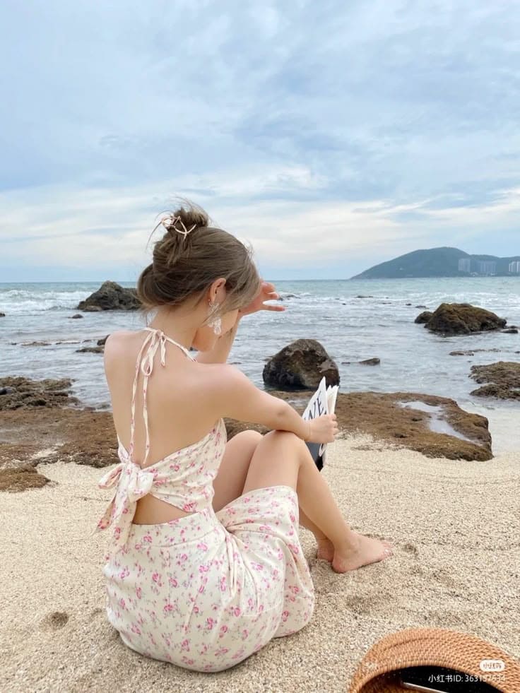 Gợi Ý 5 Tư Thế Chụp Ảnh Đi Biển Cực Chill Bắt Trọn Nắng Vàng 7 Tạo dáng chụp ảnh đi biển - Đơn giản mà "chất"
