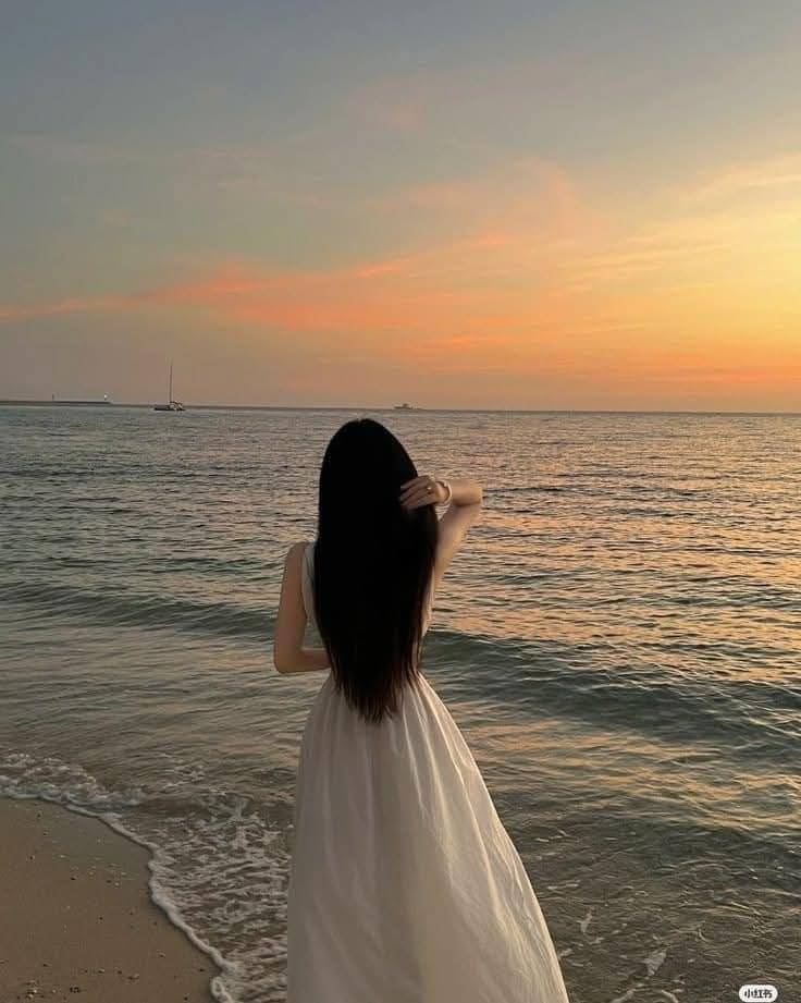 Gợi Ý 5 Tư Thế Chụp Ảnh Đi Biển Cực Chill Bắt Trọn Nắng Vàng 8 Tạo dáng chụp ảnh đi biển - Đơn giản mà "chất"