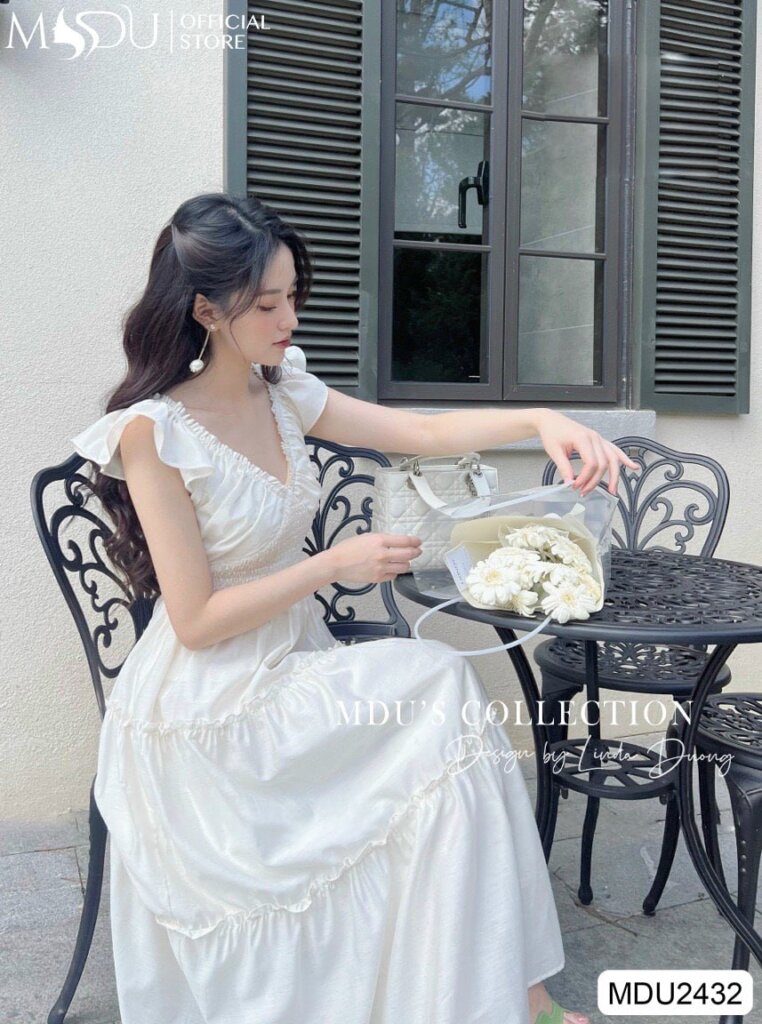 Top 5 Đầm Trắng Dài Đi Biển Cuốn Hút Nàng Không Thể Bỏ Lỡ 7 Mẫu đầm trắng đi biển - đầm maxi hai dây xếp tầng cổ V