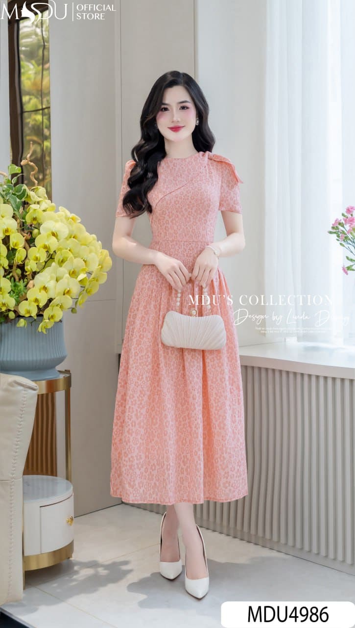 Váy Thiết Kế MDU4986 Voan Chiffon Hoa Nổi Hồng Ngọt Ngào Xếp Tầng Dáng Xòe Nhẹ 22 Váy Thiết Kế MDU4986 Voan Chiffon Hoa Nổi Hồng Ngọt Ngào Vai Bất Đối Xứng Xếp Tầng Dáng Xòe Nhẹ