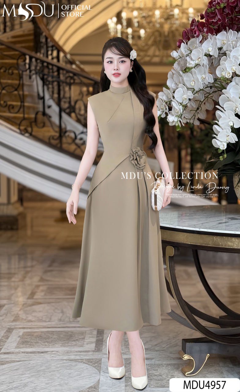 Váy Thiết Kế MDU4957 Chất Chéo Nhật Mịn Lì Hoa Đính Eo Thủ Công Trang Nhã 23 Váy MDU4957 dáng dài xòe, cổ trụ, hoa đính eo tinh tế.