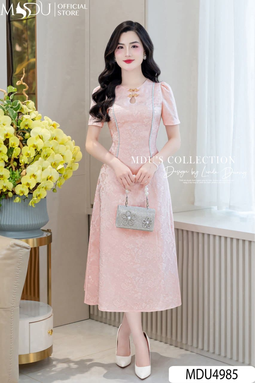 Váy Thiết Kế MDU4985 Hoa Gấm Nổi Hồng Phấn Dài Qua Gối Cổ Tròn Tay Bồng Tôn Dáng Và Nữ Tính 22 Váy thiết kế MDU4985