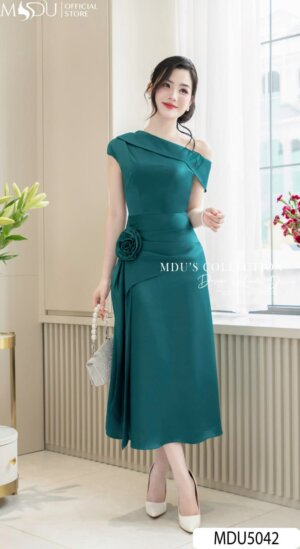Váy Thiết Kế MDU5042 Lụa Vân Xanh Cổ Vịt Dáng Dài Lệch Vai Hoa Đính Bên Hông