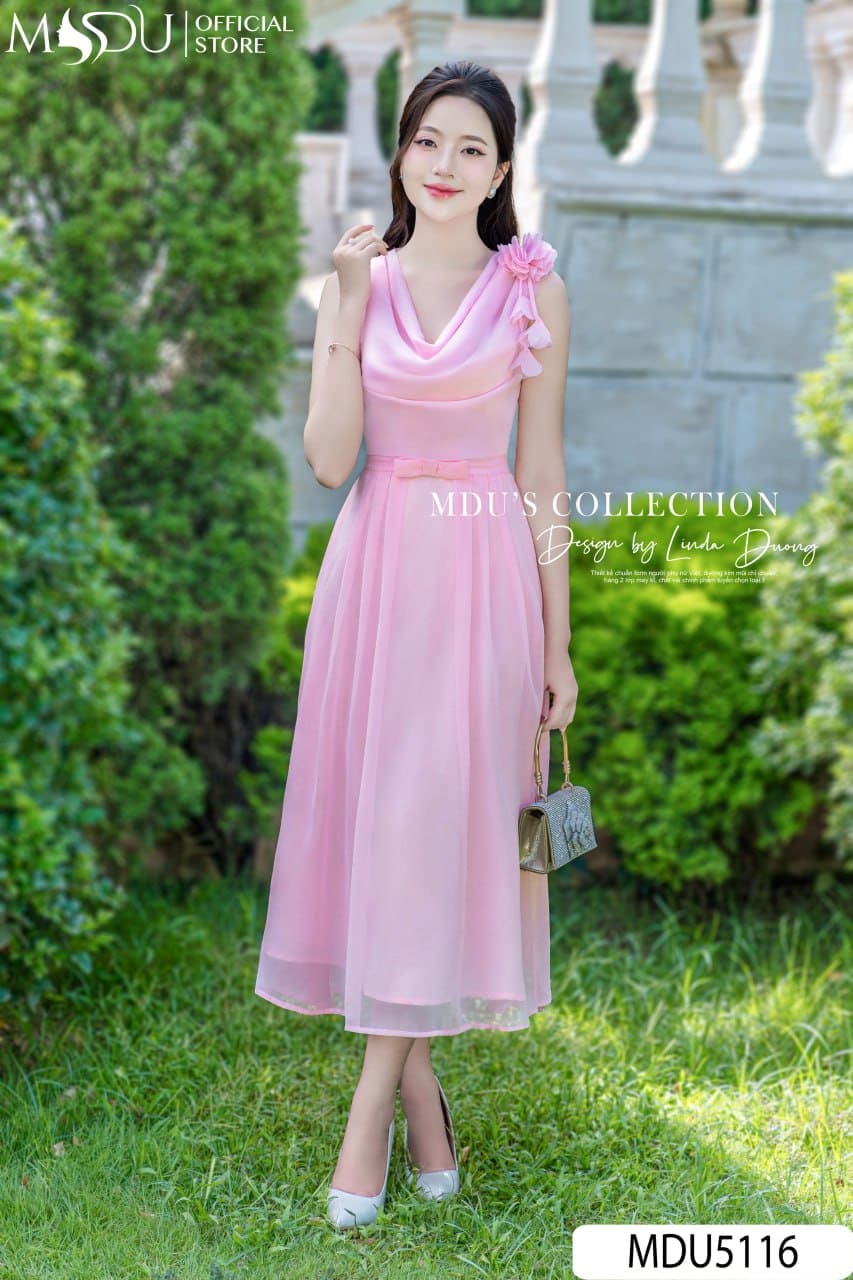 Váy Thiết Kế MDU5116 Tơ Tằm Ánh Nhũ Hồng Pastel Cổ Đổ Lệch Vai Hoa Vai Dáng Xòe Nhẹ 20 Váy Thiết Kế MDU5116 Tơ Tằm Ánh Nhũ Hồng Pastel Cổ Đổ Lệch Vai Hoa Vai Dáng Xòe Nhẹ