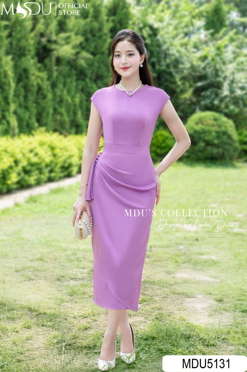 Váy Thiết Kế MDU5131 Màu Tím Cổ Tròn Tay Cánh Khuy Ngọc Dáng Ôm Nhẹ Duyên Dáng 20 Váy Thiết Kế MDU5131 Lụa Tằm Ướt Tím Lavender Cổ Tròn Tay Cánh Khuy Ngọc Dáng Ôm Nhẹ Duyên Dáng