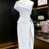 Váy Thiết Kế MDU5135 Lụa Mango Trắng Dáng Ôm Trễ Vai Đính Bướm Ánh Vàng Drape Eo Tinh Tế 11 vay thiet ke MDU5135 3 Mdu Fashion
