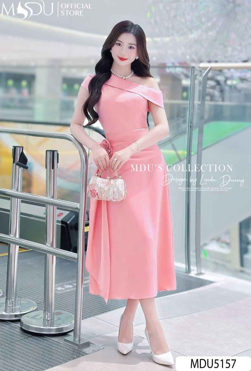 Váy Thiết Kế MDU5157 Lụa Twist Satin Dáng Midi Ôm Nhẹ Cổ Lệch Tay Chun Hoa Đính Eo 20 Váy Thiết Kế MDU5157 Lụa Twist Satin Dáng Midi Ôm Nhẹ Cổ Lệch Tay Chun Hoa Đính Eo