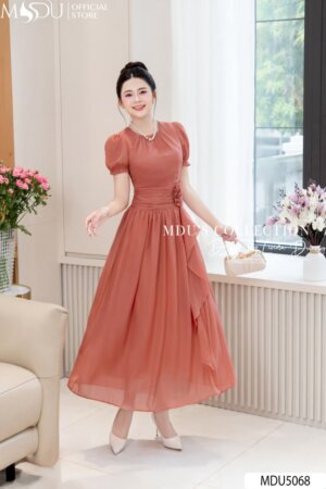 Váy Thiết Kế MDU5068 Tơ Óng Cam San Hô Duyên Dáng – Tay Bồng Nhẹ – Cổ Tròn Thanh Thoát – Hoa Đính Eo Lệch Nữ Tính