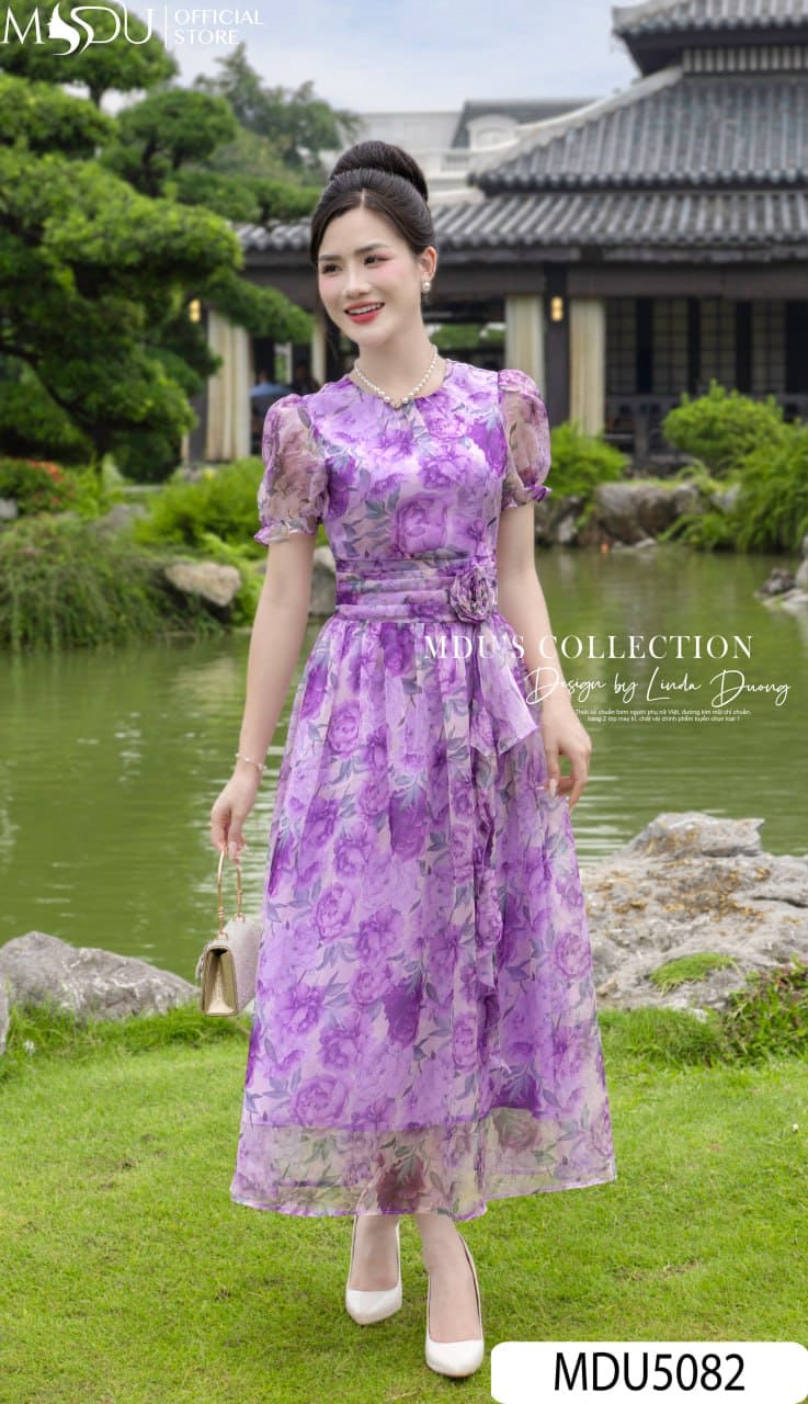 Váy Thiết Kế MDU5082 Tơ Xước Tím Lavender Hoa Hồng Bản Lớn Thanh Nhã, Bay Bổng Và Đầy Nữ Tính 22 Váy Thiết Kế MDU5082 Tơ Xước Tím Lavender Hoa Hồng Bản Lớn – Thanh Nhã, Bay Bổng Và Đầy Nữ Tính
