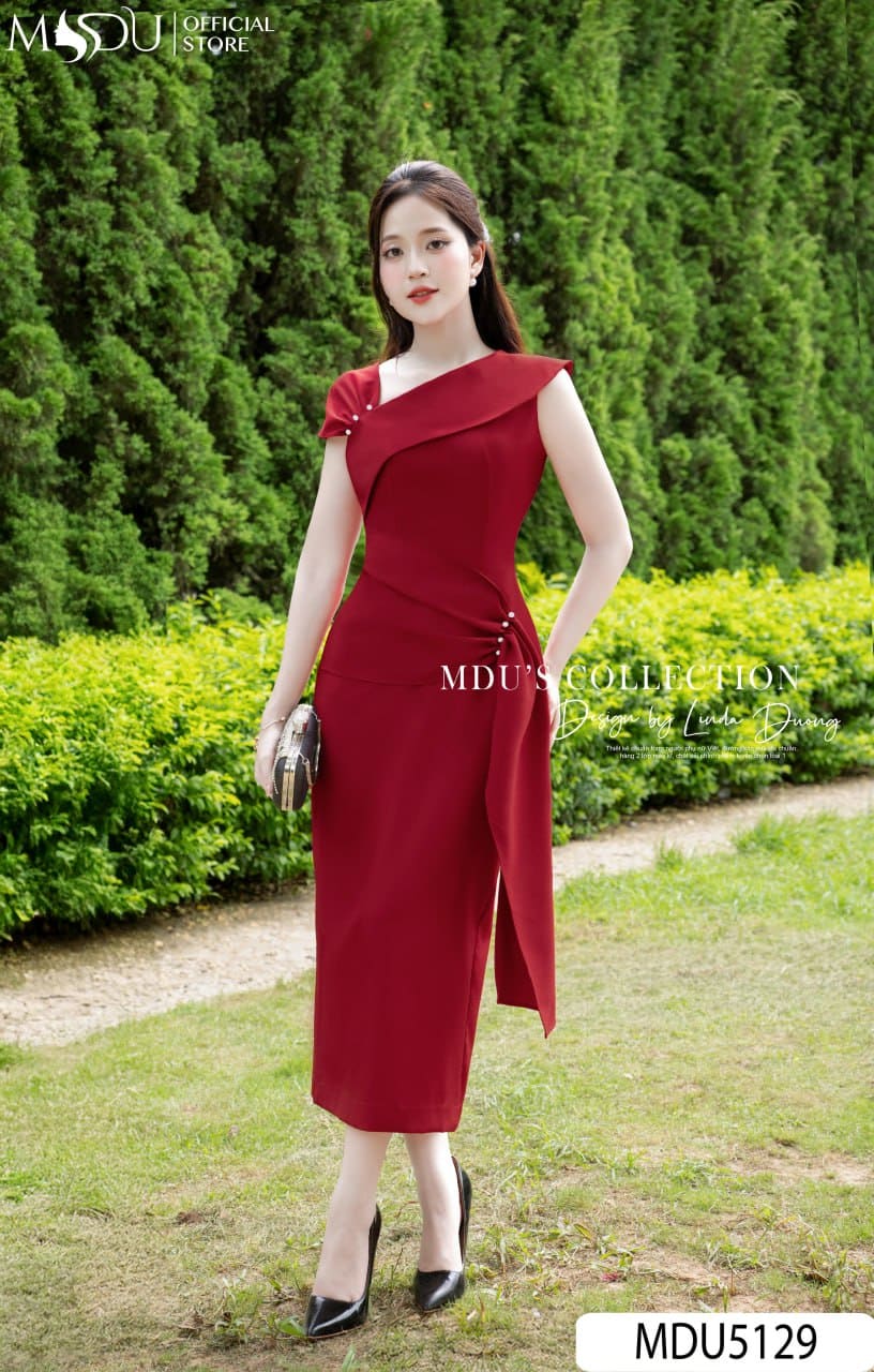 Váy Thiết Kế MDU5129 Lụa Mango Ý Đỏ Rượu Ôm Nhẹ Lệch Vai Đính Hoa Thanh Lịch, Gợi Cảm Và Đầy Cuốn Hút 21 Váy Thiết Kế MDU5129