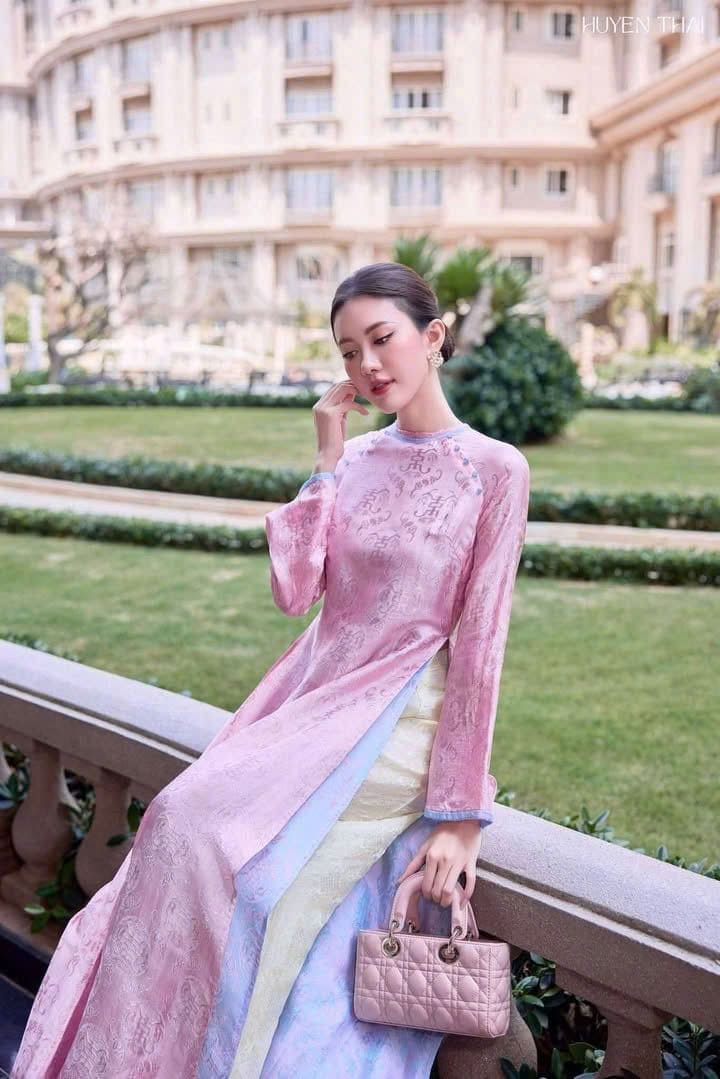 Top 9 Áo Dài Dự Tiệc Cho Mẹ Cô Dâu: Lựa Chọn Tôn Vinh Vẻ Đẹp Đằm Thắm 11 Áo Dài Dự Tiệc Cho Mẹ Cô Dâu Trong Tiệc Cưới Truyền Thống