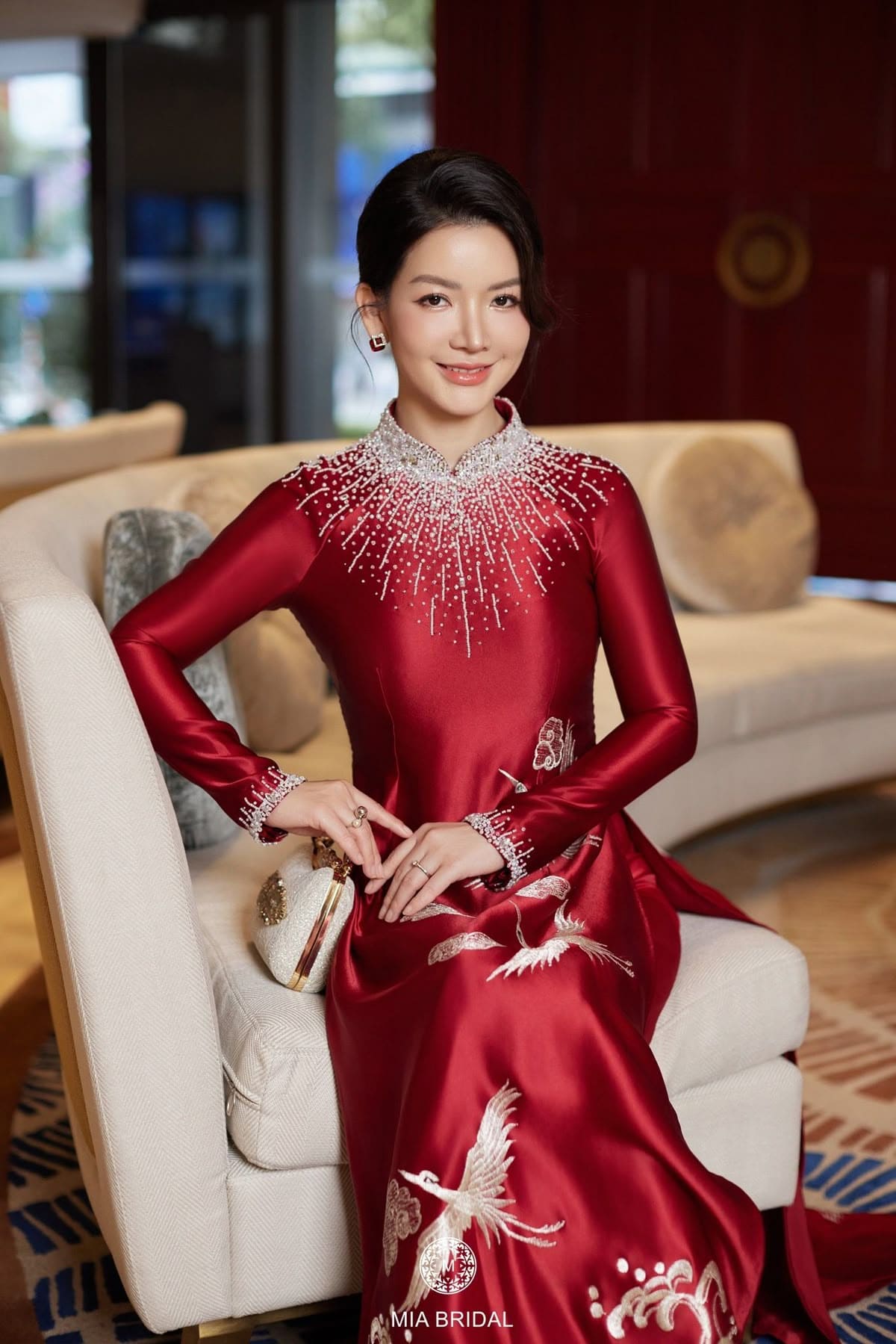 Tỏa Sáng Với 8 Mẫu Áo Dài Dự Tiệc Cuối Năm – Thanh Lịch, Quý Phái Và Đầy Sức Hút 9 Trang Sức – Điểm Nhấn Xinh Xắn Cho Áo Dài Dự Tiệc Cuối Năm