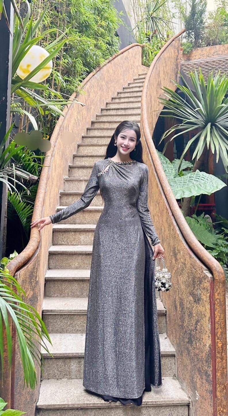 Tỏa Sáng Với 8 Mẫu Áo Dài Dự Tiệc Cuối Năm – Thanh Lịch, Quý Phái Và Đầy Sức Hút 4 Áo Dài Truyền Thống – Vẻ Đẹp Không Bao Giờ Lỗi Mốt