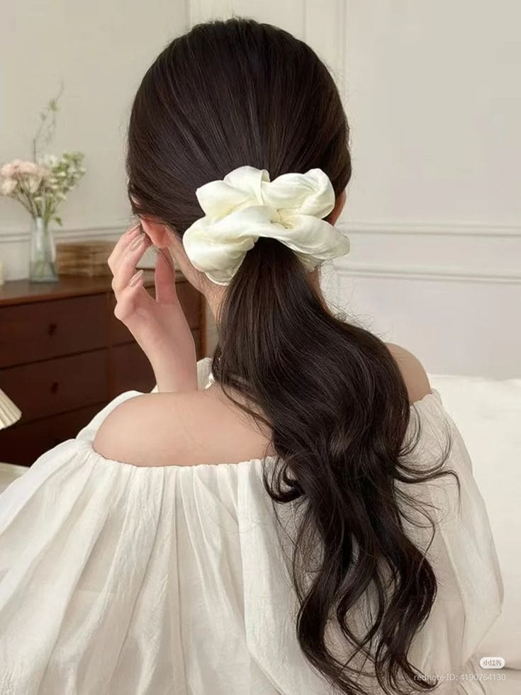 8 Kiểu Tóc Đẹp Cho Váy Dạ Hội Giúp Bạn Tỏa Sáng Như Nữ Hoàng 10 Kiểu Tóc Đẹp Cho Váy Dạ Hội: Tóc Buộc Thấp Đơn Giản
