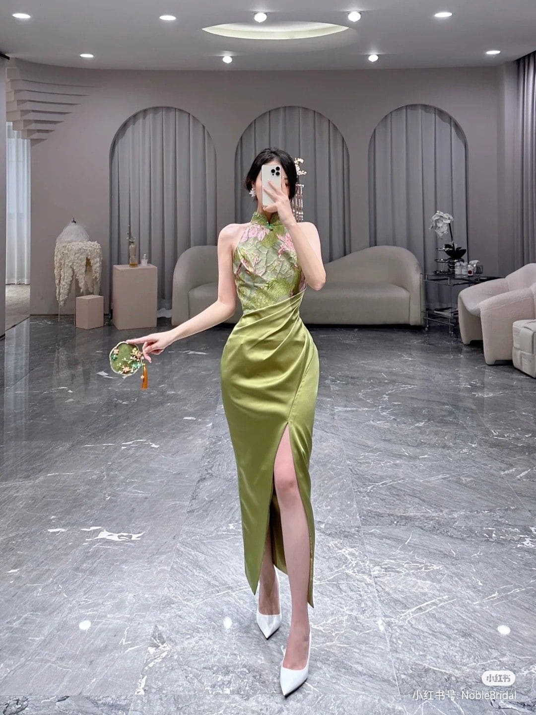 Top 8 Váy Dạ Hội Cổ Yếm – Vẻ Đẹp Quyến Rũ Đậm Chất Nàng Thơ Á Đông 12 Váy Dạ Hội Cổ Yếm Với Xẻ Tà Và Đuôi Cá