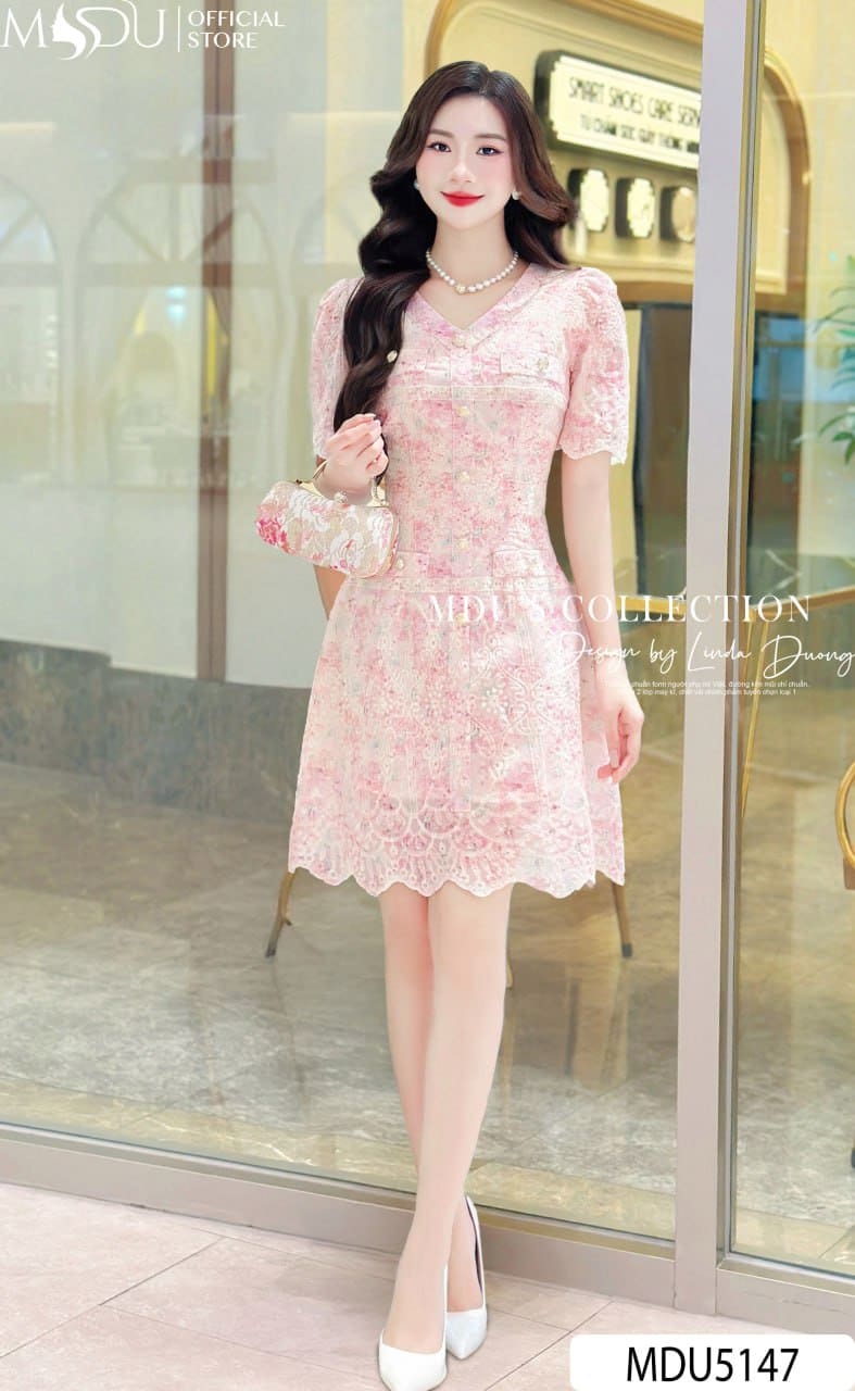Váy Thiết Kế MDU5147 Thô Thêu Nổi Hồng Pastel Dáng Suông Ngắn Cổ V Khuy Vàng Giả Túi 19 Váy Thiết Kế MDU5147 Thô Thêu Nổi Hồng Pastel Dáng Suông Ngắn Cổ V Khuy Vàng Giả Túi
