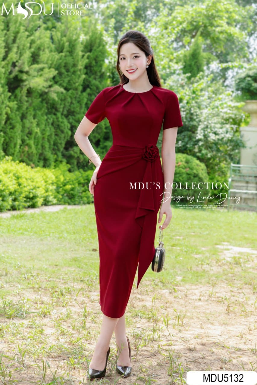 Váy Thiết Kế MDU5132 Xleo Đỏ Mận Dáng Ôm Nhẹ Tà Lệch Hoa Tạo Khối Tôn Eo Tinh Tế, Nữ Tính Và Đầy Cuốn Hút 20 Váy Thiết Kế MDU5132