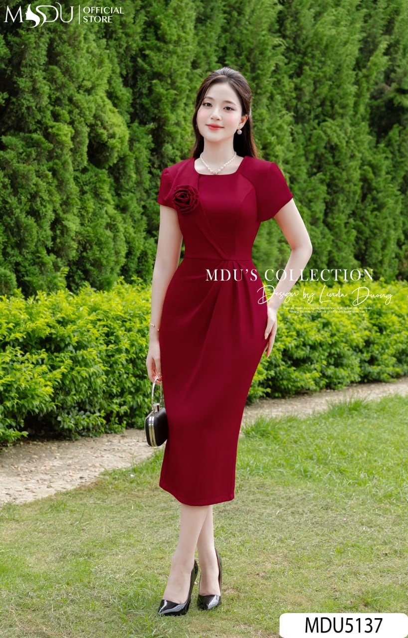 Váy Thiết Kế MDU5137 Xleo Đỏ Ruby Dáng Ôm Nhẹ, Cổ Vuông Tay Bồng, Hoa Đắp Nổi Nữ Tính Và Thanh Lịch 19 Váy Thiết Kế MDU5137