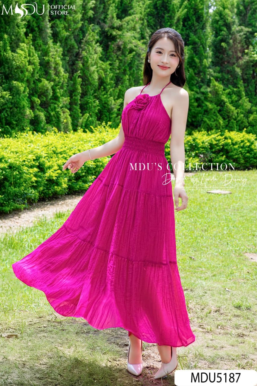Váy Thiết Kế MDU5187 Tơ Xốp Nhăn Cao Cấp Dáng Maxi Cổ Yếm Buộc Dây Hoa Trang Trí Bản Lớn Sắc Hồng Fuchsia Nổi Bật 19 Váy Thiết Kế MDU5187