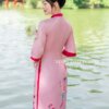 Áo Dài MDU5233 Lụa Cao Cấp Gam Hồng Pastel Dịu Mắt Kết Hợp Họa Tiết Hoa Và Bướm Cách Điệu 10 vay thiet ke mdu5233 2 Mdu Fashion