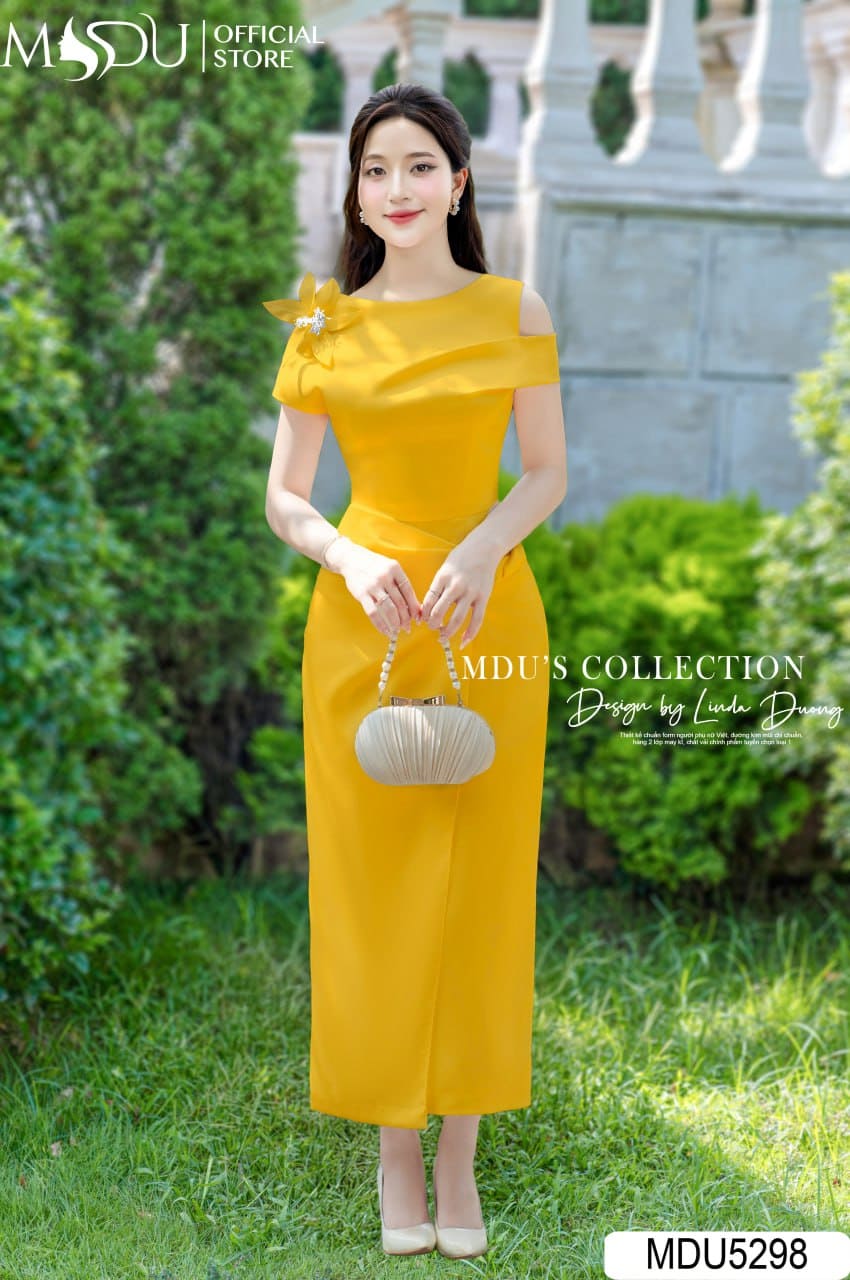 Váy Thiết Kế MDU5298 Lụa Twist Satin Vàng Dài Suông Cổ Thuyền Lệch Vai Đính Hoa 3D Tinh Xảo 27 Váy Thiết Kế MDU5298