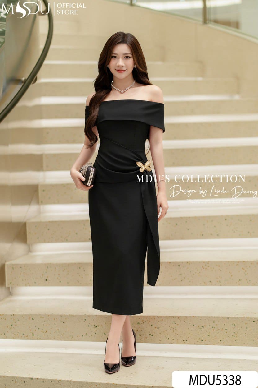 Váy Thiết Kế MDU5338 Xleo Hàn Cao Cấp Dài Ôm Cổ Bardot Trễ Vai Đen Huyền Bí Đắp Vạt Lệch Eo Điểm Nhấn Bướm Ánh Kim 25 Váy Thiết Kế MDU5338