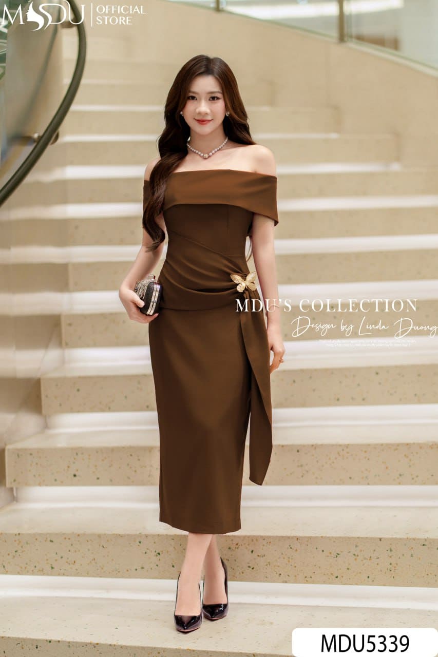 Váy Thiết Kế MDU5339 Xleo Hàn Cao Cấp Dáng Ôm Dài Quá Gối Cổ Bardot Trễ Vai Socola Trầm Đắp Vạt Lệch Eo Điểm Nhấn Bướm Ánh Kim 20 Váy Thiết Kế MDU5339